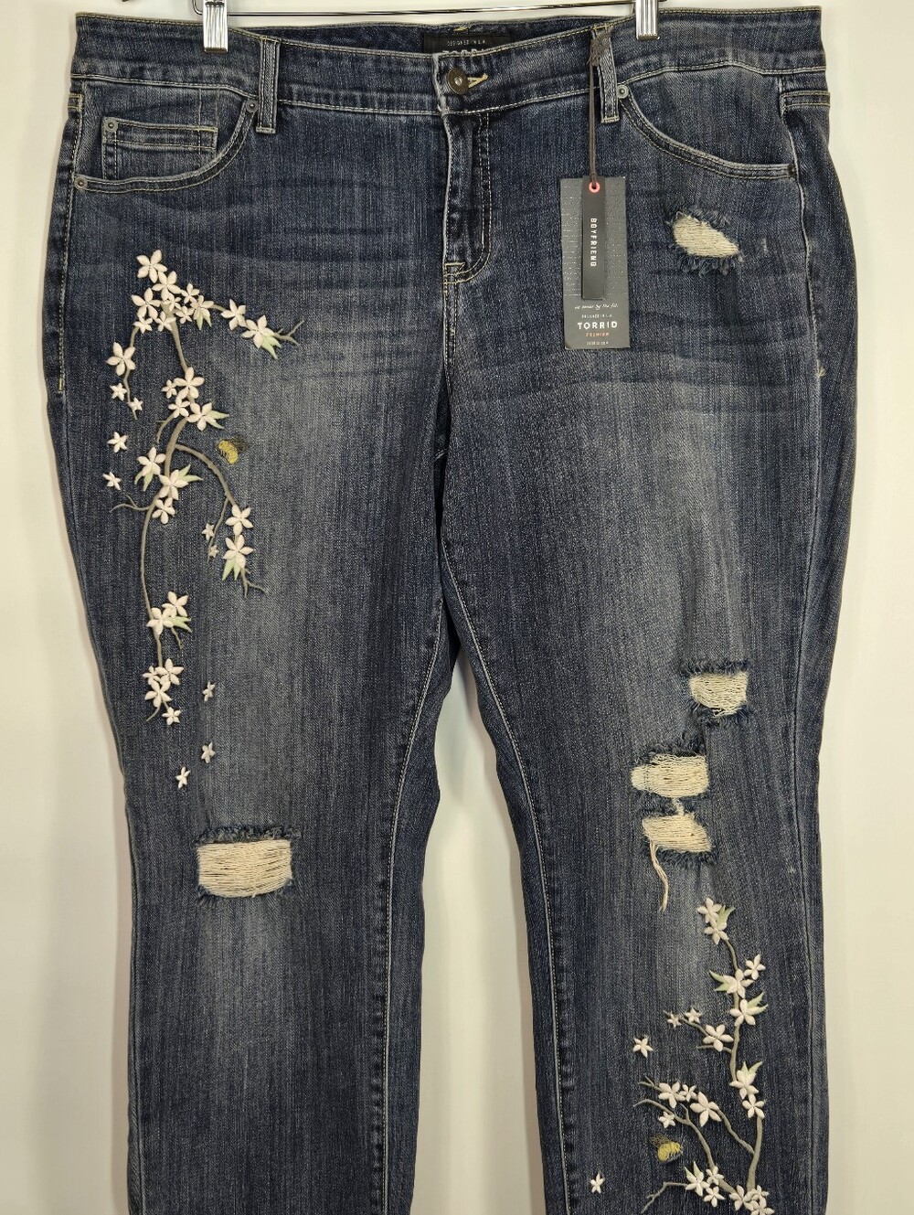 Torrid Premium Boyfriend Embroidered Jeans Mid-rise Distressed Stretch 20 NWT - Picture 4 of 15
